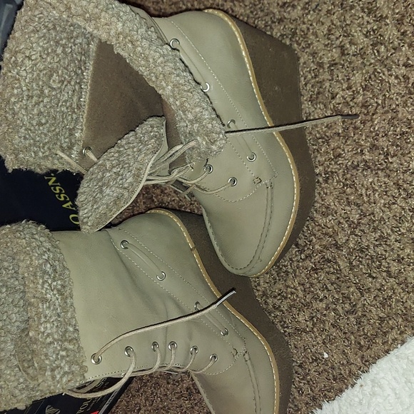 Womens boots - Picture 3 of 9